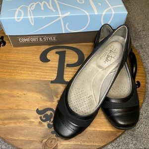 Life Stride Black Flats